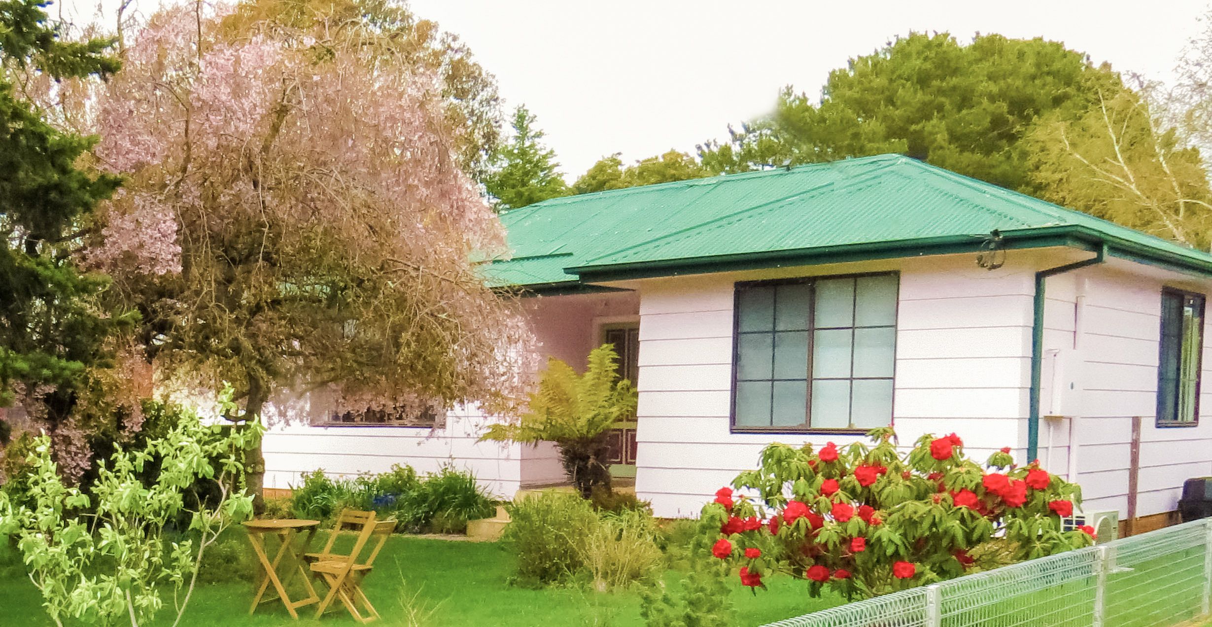 Delightful 3 bedroom character cottage in Oberon with separate studio, greenhouse and lovely garden.